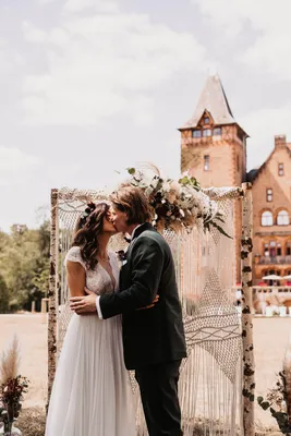 Carmen und Jasper küssen sich