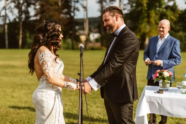 Brautpaar hält Hände und schaut ernst