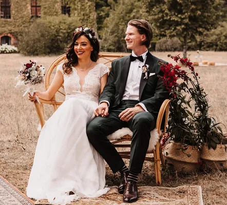 Carmen und Jasper auf der Ratancouch